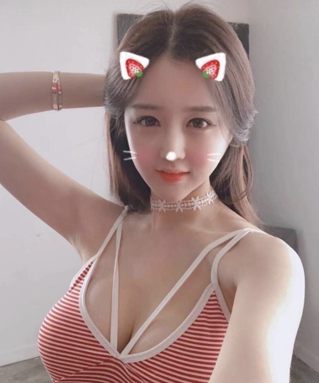 呼和浩特刚来的一波妙龄少女 童颜巨乳 挺拔的双峰稍微一摸下面就湿漉漉的了